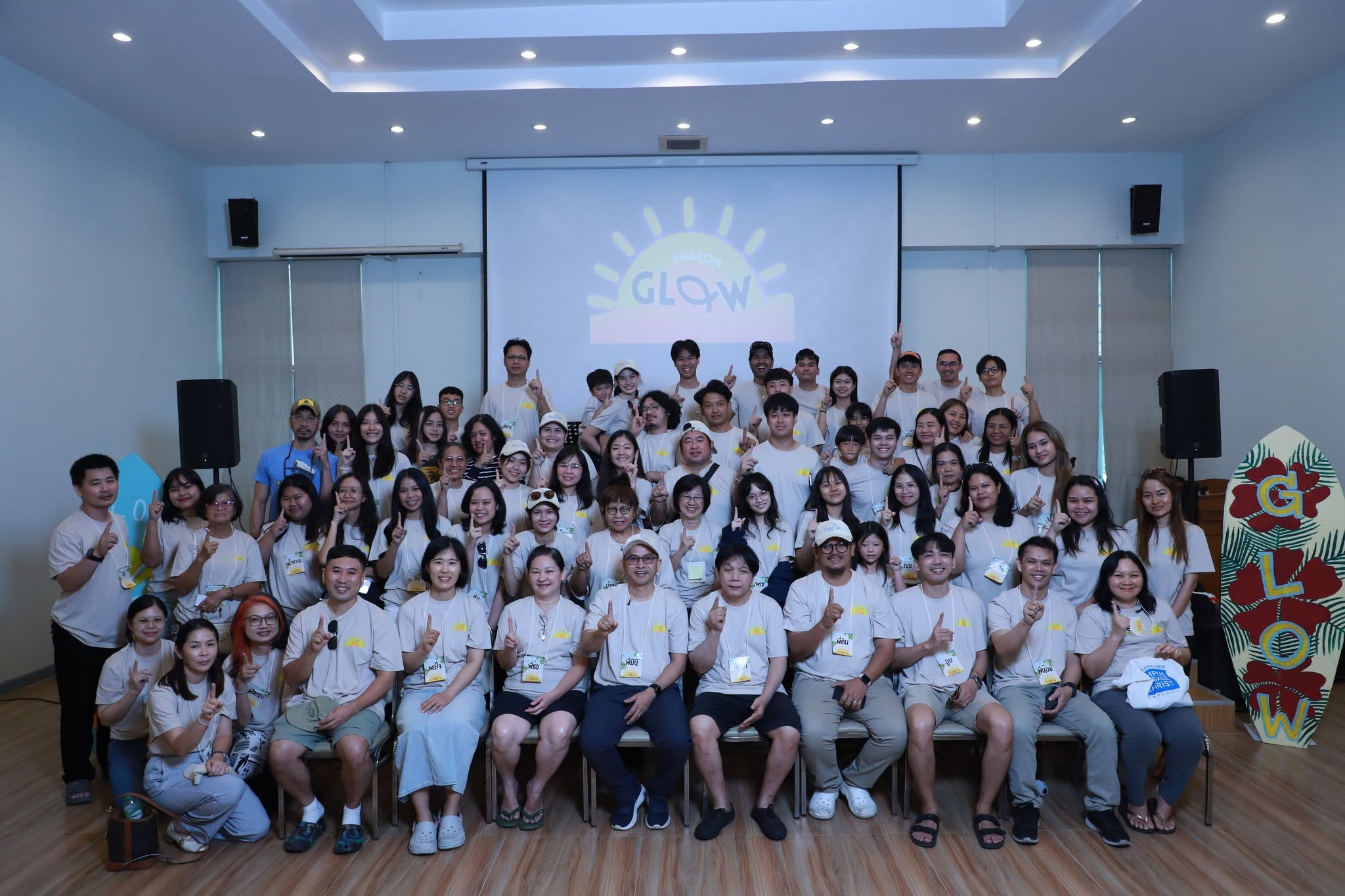 สมาชิกคริสตจักรชาโลมร่วมถ่ายภาพหมู่